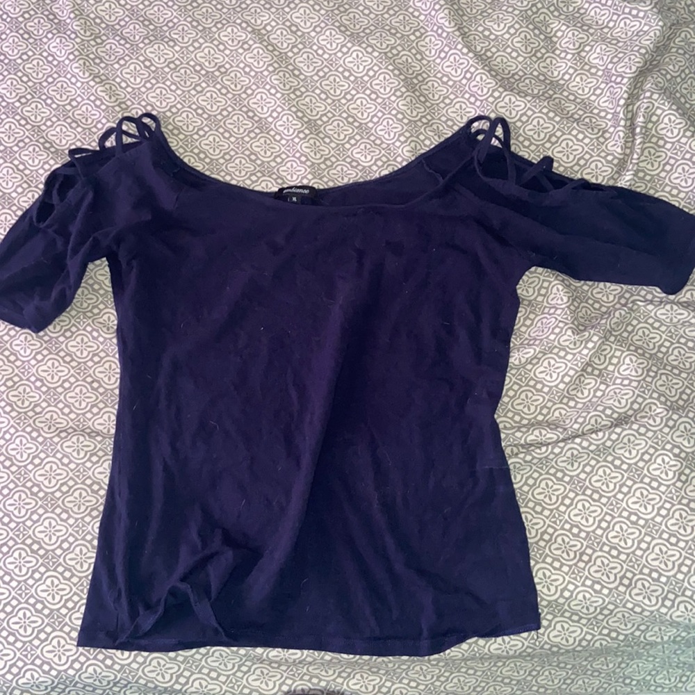 Off-the-shoulder shirt with string sleeves